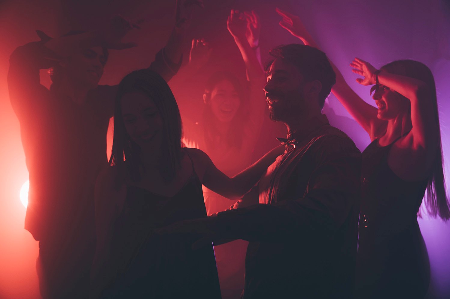 Las 13 cosas que todos los hombres hacen cuando van a una discoteca